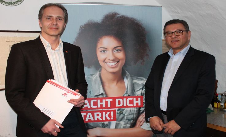 AK-Bezirksstellenleiter Wolfgang Schwarz und stv. Direkter der AK OÖ Franz Molterer (v. l.)