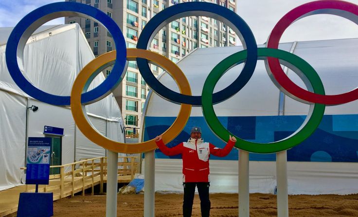 Physiotherpeut Johann Koller vor den Olympischen Ringen Foto:ÖSV