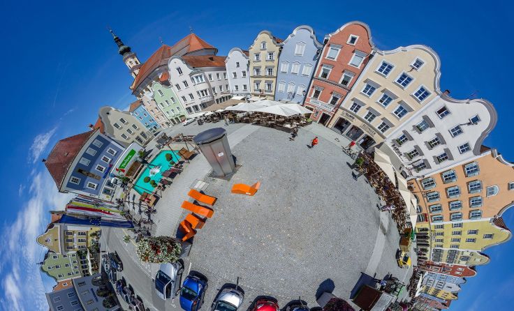 Der Schärdinger Stadtplatz wurde durch Christian Wimmer zu einem „little planet“.