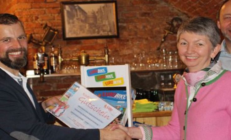 Gerlinde Brait durfte sich über den Hauptpreis der Jubiläumstombola freuen.