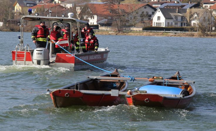 Teil der Weiterbildung: das Schleppen von führerlosen Booten Foto: BFKDO Schärding
