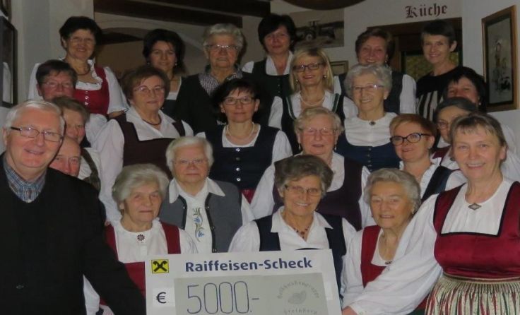 Die Goldhaubenfrauen aus Freinberg spendeten 5000 Euro für die Renovierung der Pfarrkirche.