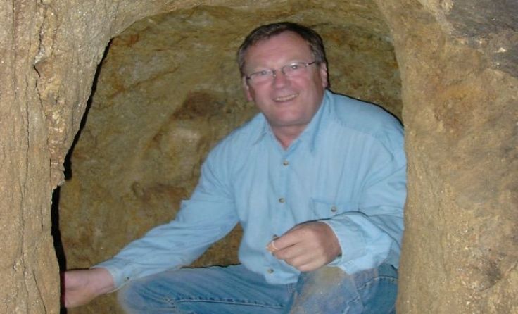 Johann Höller in einer Sitznische des Erdstalles