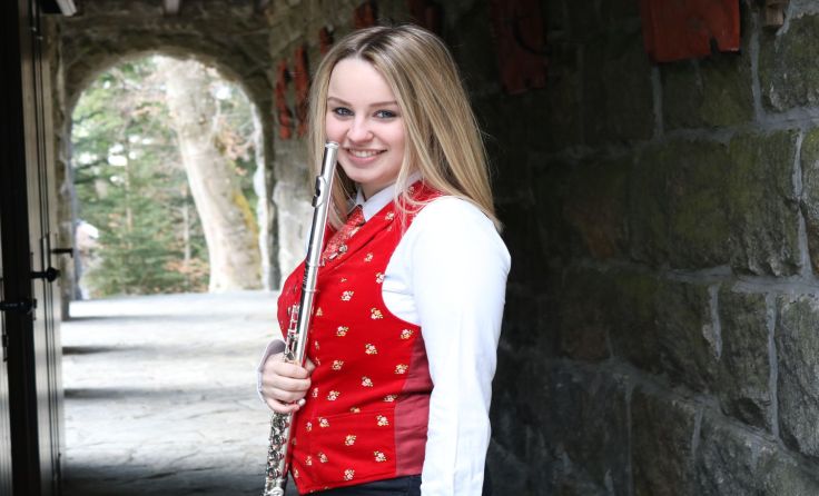 Solistin Sophie Maxwald gibt das Stück „Shades of Syrinx“ zum Besten.