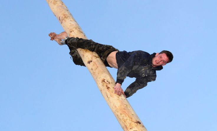 Die Pramtalkraxler begeistern mit waghalsigen Vorführungen auf dem Maibaum.
