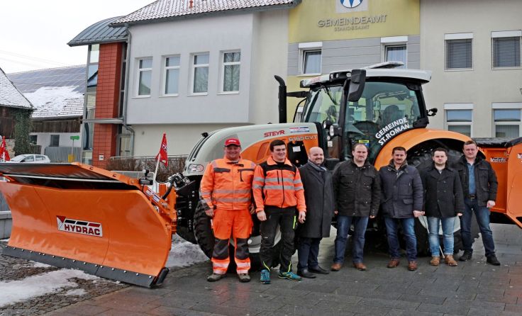 Das neue Kommunalfahrzeug wurde an die Bauhof-Mitarbeiter übergeben.