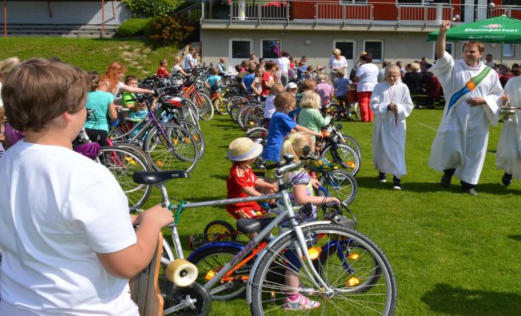 Die Kinderfahrzeugsegnung findet am Sportplatz in Rainbach/Innkreis statt.