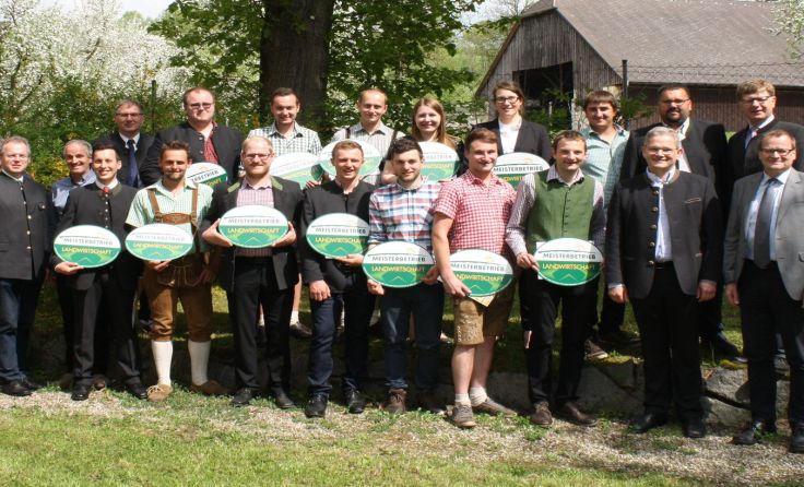 13 Meisterabsolventen mit den verantwortlichen Ausbildnern und den Personen der Prüfungskommission