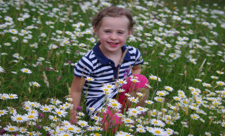 Hanna ist von der Blumenwiese begeistert. Foto: Franz Gruber