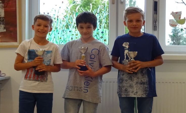 Die geübteren Tischtennisspieler traten bei einem Schulturnier gegeneinander an.