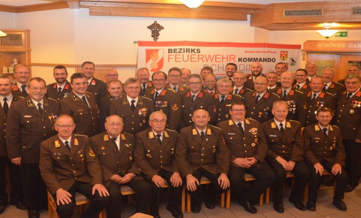 Die ausgeschiedenen FF-Kommandanten wurden geehrt. Foto: BFKDO Schärding