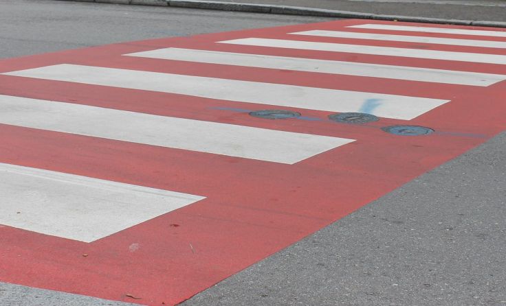 Das Kind wurde am Schutzweg von einem PKW erfasst.