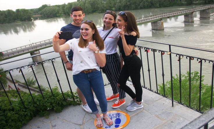 An verschiedenen Plätzen in Schärding wurden Selfie-Points installiert. Foto: move X production