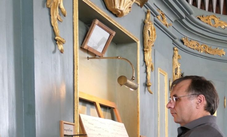 Johannes Dandler spielt auf der Orgel der Wallfahrtskirche in Marienberg.
