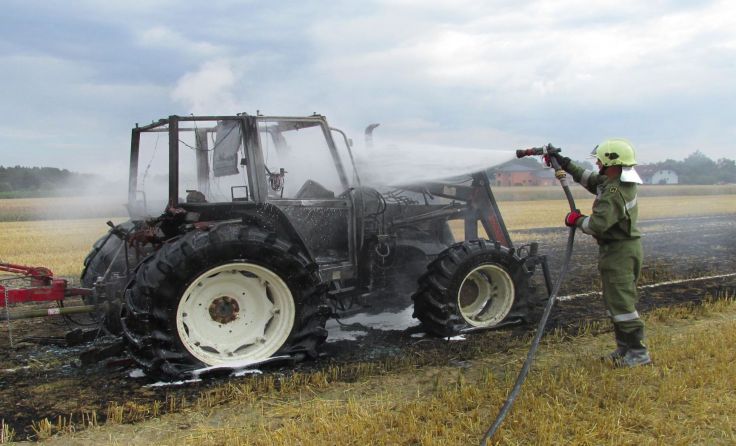 Der Traktor brannte vollständig aus. Foto: FF Diersbach