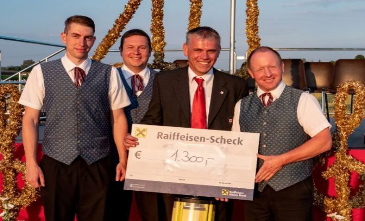 Der Musikverein übergab 1300 Euro an das Rote Kreuz für die Katastrophenhilfe.