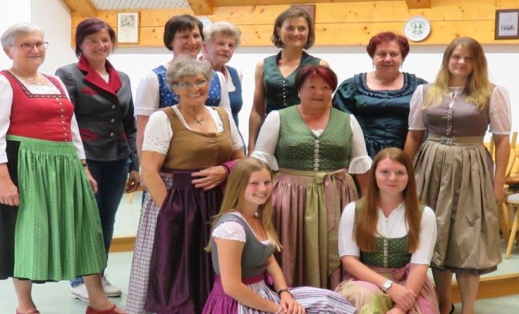 Stolz werden die selbst geschneiderten Kleidungsstücke getragen und präsentiert.