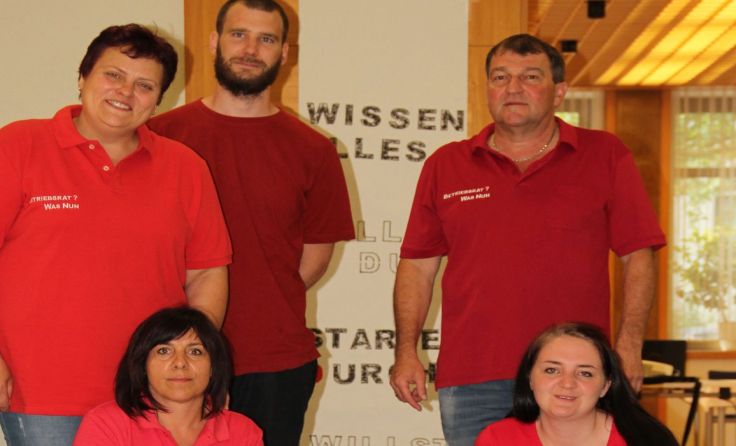 Projektteam der Gewerkschaftsschule Ried/Schärding mit ihrer Bodenzeitung