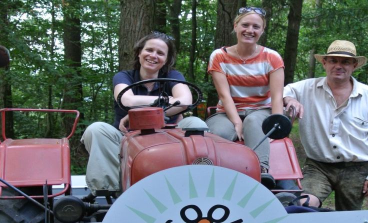 Der „VolksCOOLtour-Traktor“ begleitet die spirituelle Wanderung.