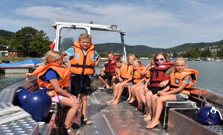 Beim Gründungsfest konnten die Kinder im neuen Boot mitfahren. Foto: FF Vichtenstein