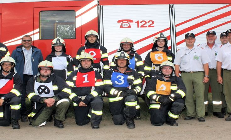 Eine Gruppe der Feuerwehr Hackenbuch legte die Branddienstleistungsprüfung ab.