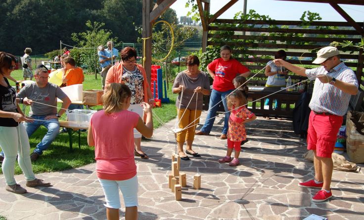 Gemeinsam müssen beim Fest verschiedene Aufgaben bewältigt werden.