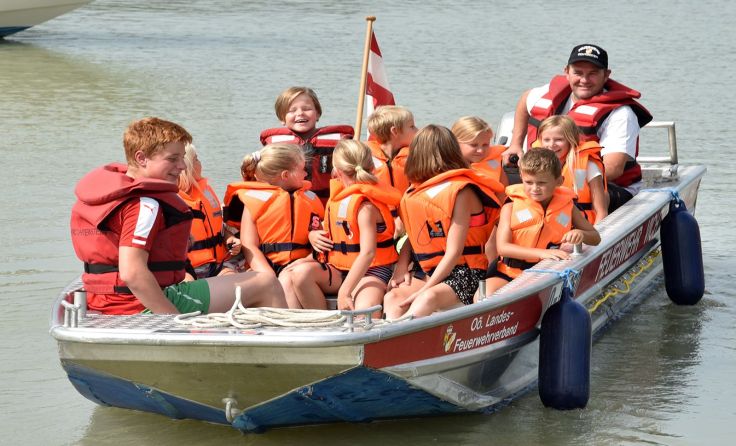 Die Boots-Rundfahrt auf der Donau begeisterte die Kinder. Foto: FF Vichtenstein