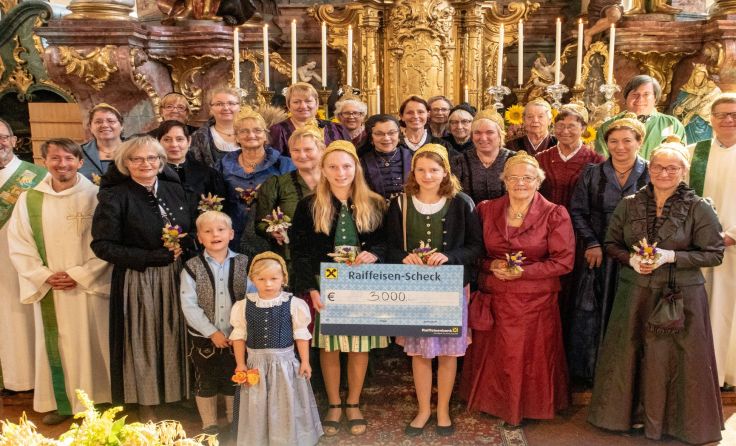 Die St. Florianer Goldhaubengruppe spendete 3.000 Euro an die Pfarre.
