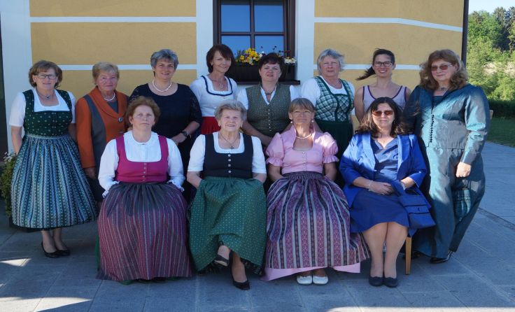 Die Goldhaubenfrauen aus Brunnenthal präsentieren stolz ihre selbstgeschneiderten Trachten.