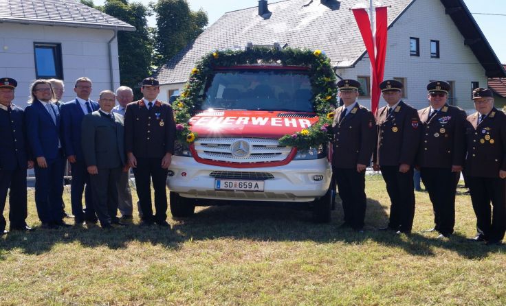 Im Beisein von vielen Ehrengästen wurde das KLF seiner Bestimmung übergeben. Foto: FF Stadl