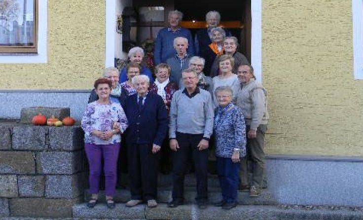 Ehemalige Schulkameraden beim Klassentreffen Foto: privat