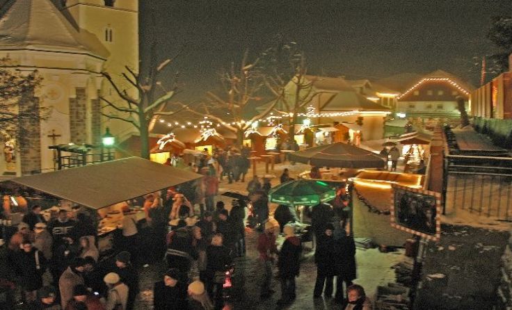 Beim Kopfinger Advent am Ortsplatz wird vorweihnachtliche Stimmung verbreitet. Foto: privat