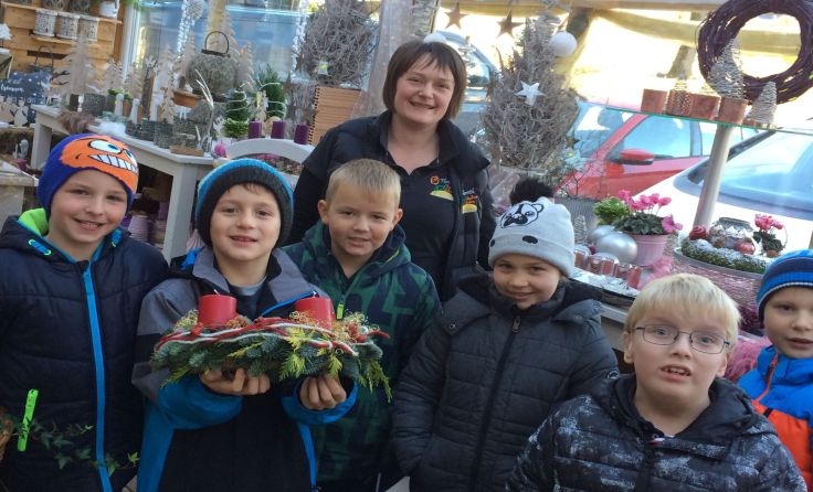 Die Kinder der Volksschule Münzkirchen freuen sich über den Adventkranz. Foto: VS Münzkirchen