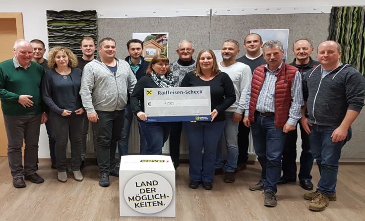 Die ÖVP-Fraktion übergab den Spendenscheck an den Elternverein Vichtenstein. Foto: privat