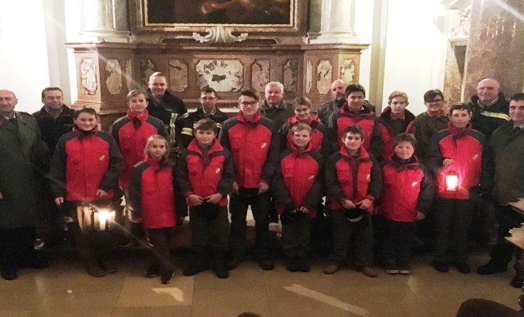 Drei Feuerwehr-Jugendgruppen aus dem Bezirk holten das Friedenslicht ab. Foto: FF St. Florian am Inn