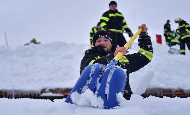 3.000 Quadratmeter Dachfläche musste von schwerem Schnee befreit werden. Foto: BFKDO Schärding