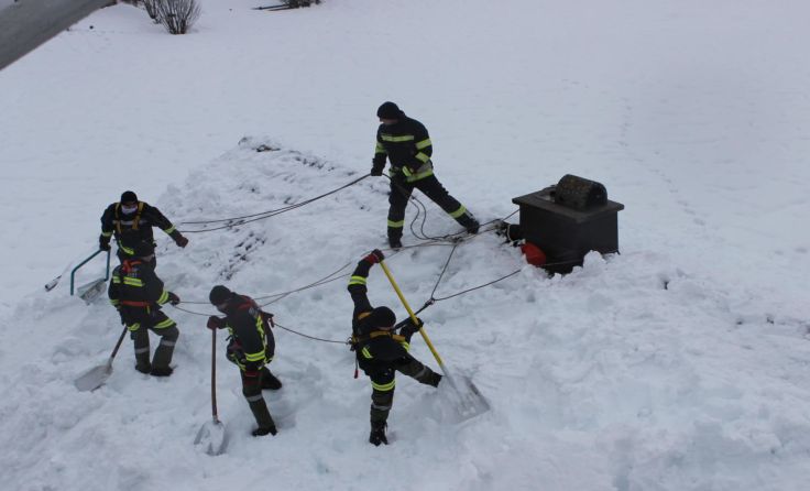Dächer wurden vom Schnee befreit. Foto: BFKDO Schärding