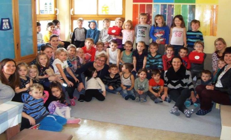 Die Wernsteiner Bäuerinnen spendeten zwei Arztkoffer an den Kindergarten. Foto: privat