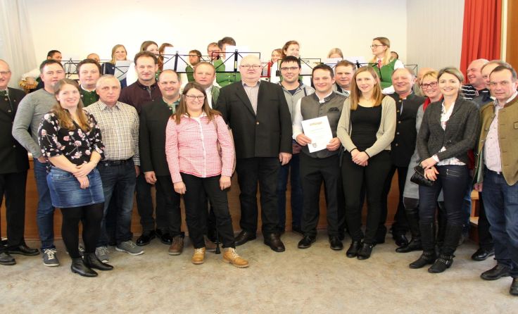 Den engagierten Helfern von Familie Holzapfel wurde gedankt. Foto: Maria Pichler