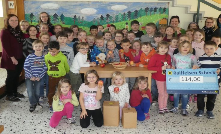 Die Wernsteiner Volksschüler freuen sich über ihren eigenen Apfelsaft. Foto: Eva Gerauer