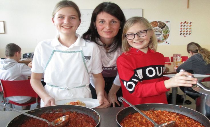 Jaqueline Mittelböck kochte mit den Kindern vegane Gerichte. Foto: NMS Esternberg