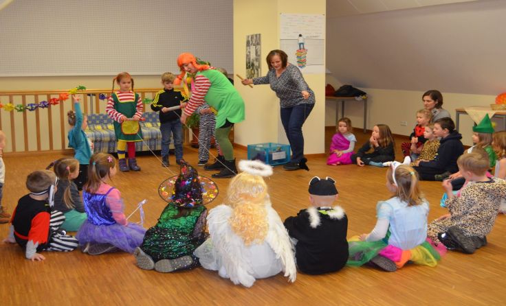 Am Faschingsdienstag herrscht in der Stadtbücherei buntes Treiben. (Foto: Stadtbücherei)