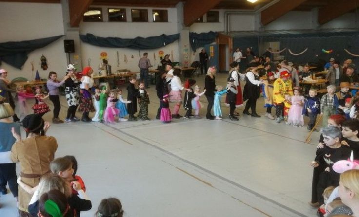 Eine bunte, junge Narrenschar stürmte den Freinberger Kinderfasching. Foto: St. Huber