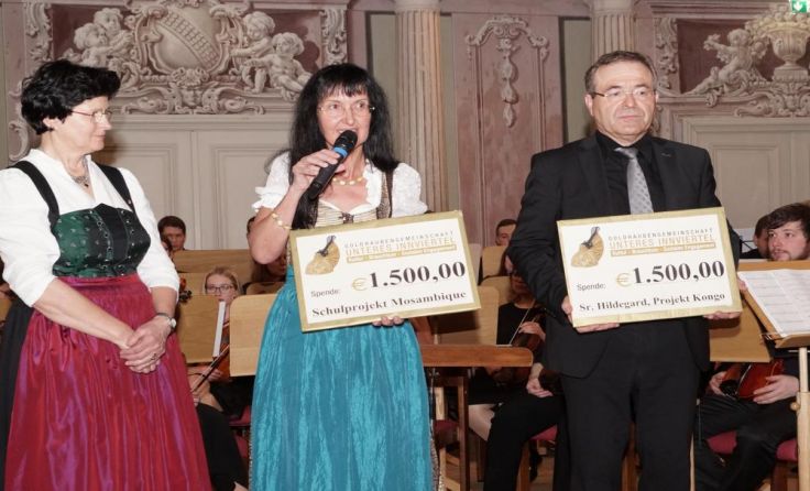 V. l.:Erni Schmiedleitner, Theresa Kainz und Bezirkshauptmann Rudolf Greiner (Foto: privat)
