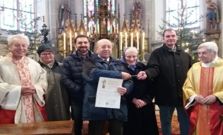 Rudolf und Maria Tuma sowie Franz und Maria Schmid übergaben das Mesneramt. (Fotos: privat)