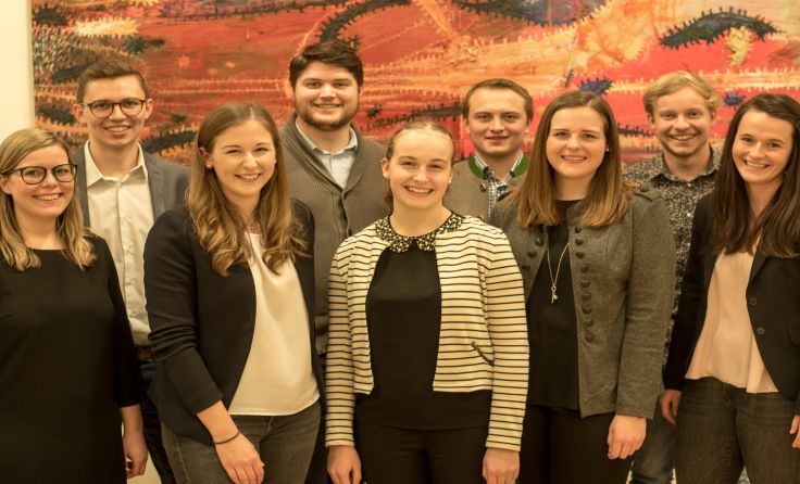 Nationalratsabgeordnete Claudia Plakolm mit ihrem designierten Vorstandsteam (Foto: JVP)