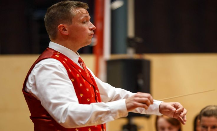 Benjamin Streibl leitet das Frühjahrskonzert der Trachtenmusikkapelle Schardenberg. (Foto: privat)