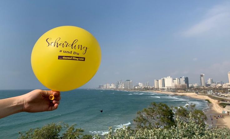 Ein Schärding-Luftballon hat es schon bis nach Tel Aviv geschafft. (Foto: Priska Würstl)