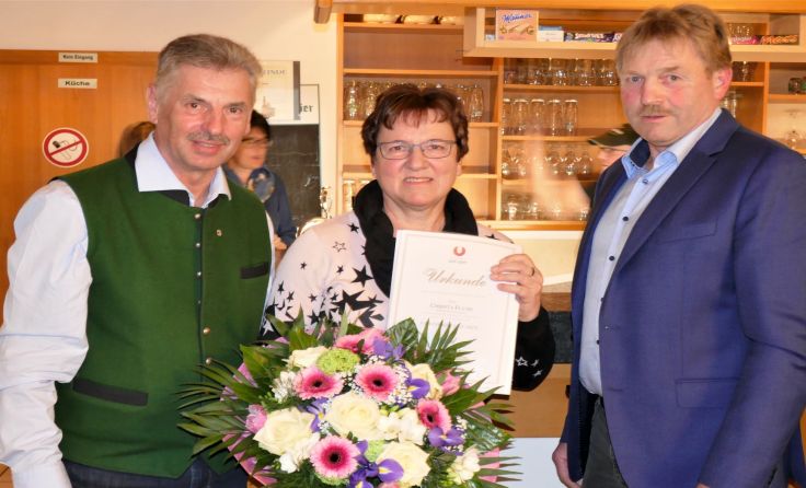 Bgm. Martin Friedl, Christa Fuchs und Sportunionobmann Johann Tomandl (v. l.) Foto: privat