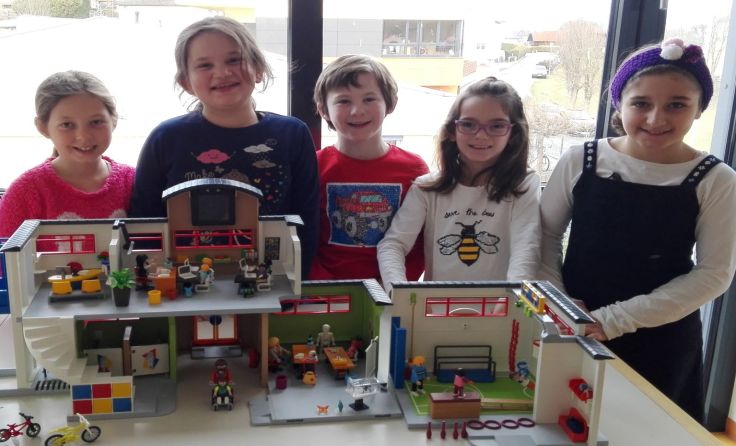 Die Volksschule Brunnenthal erhielt eine Playmobil-Schule vom Elternverein. (Foto: VS Brunnenthal)